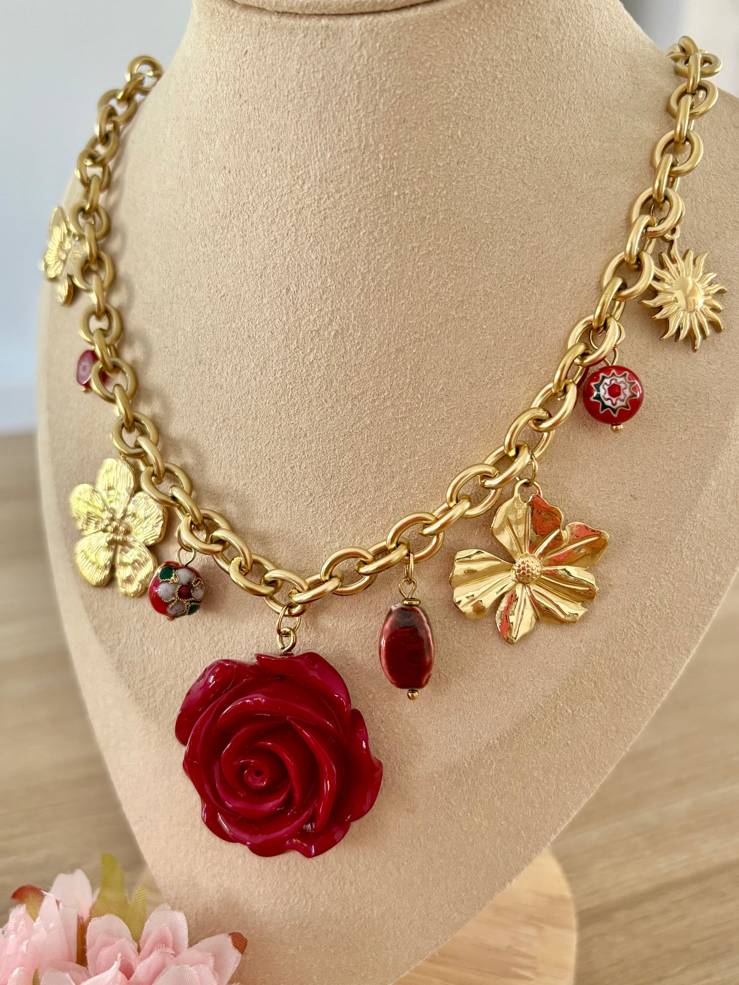 Collier breloques Rose Bordeaux