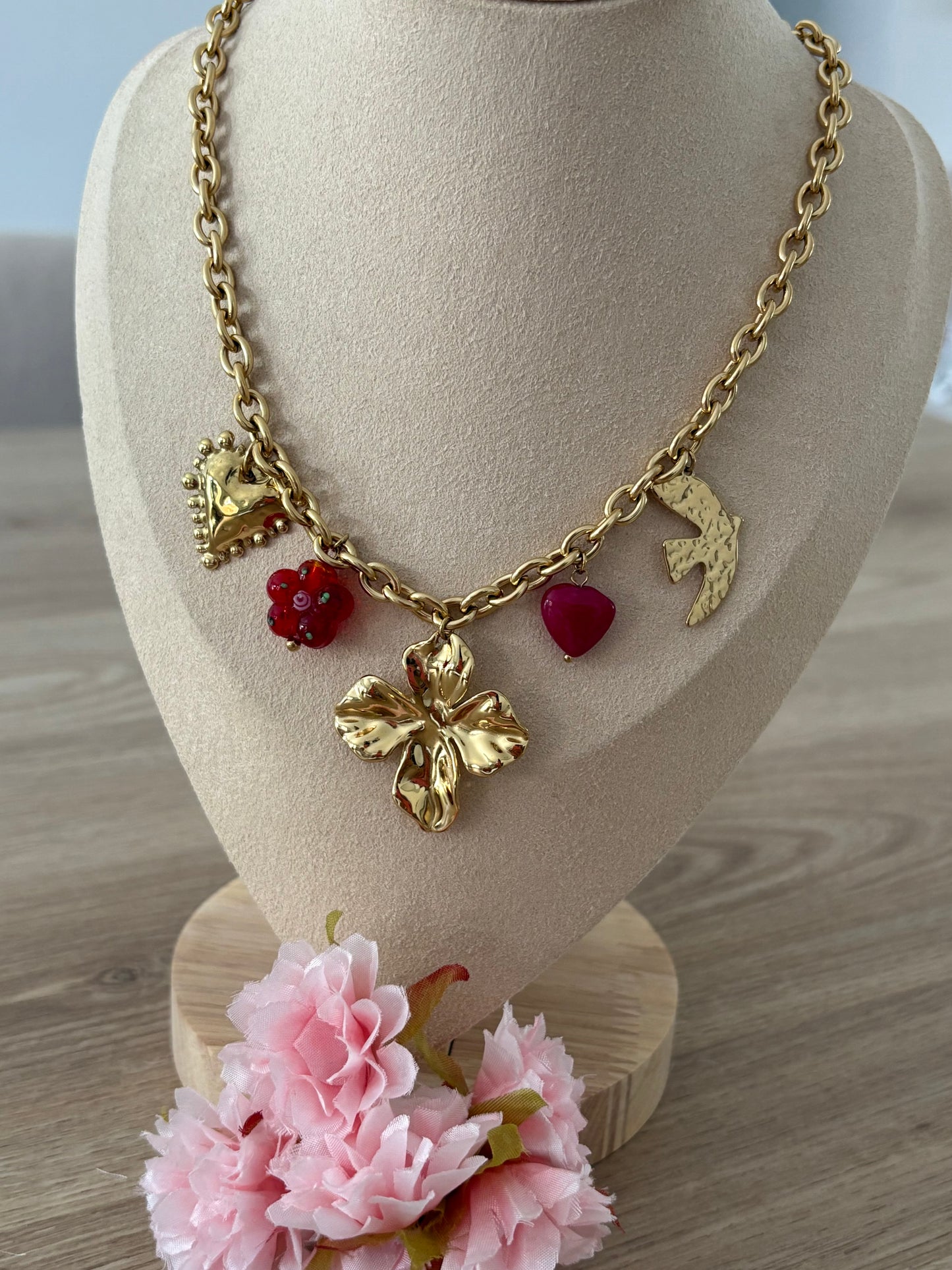 Collier breloques fleur hirondelle