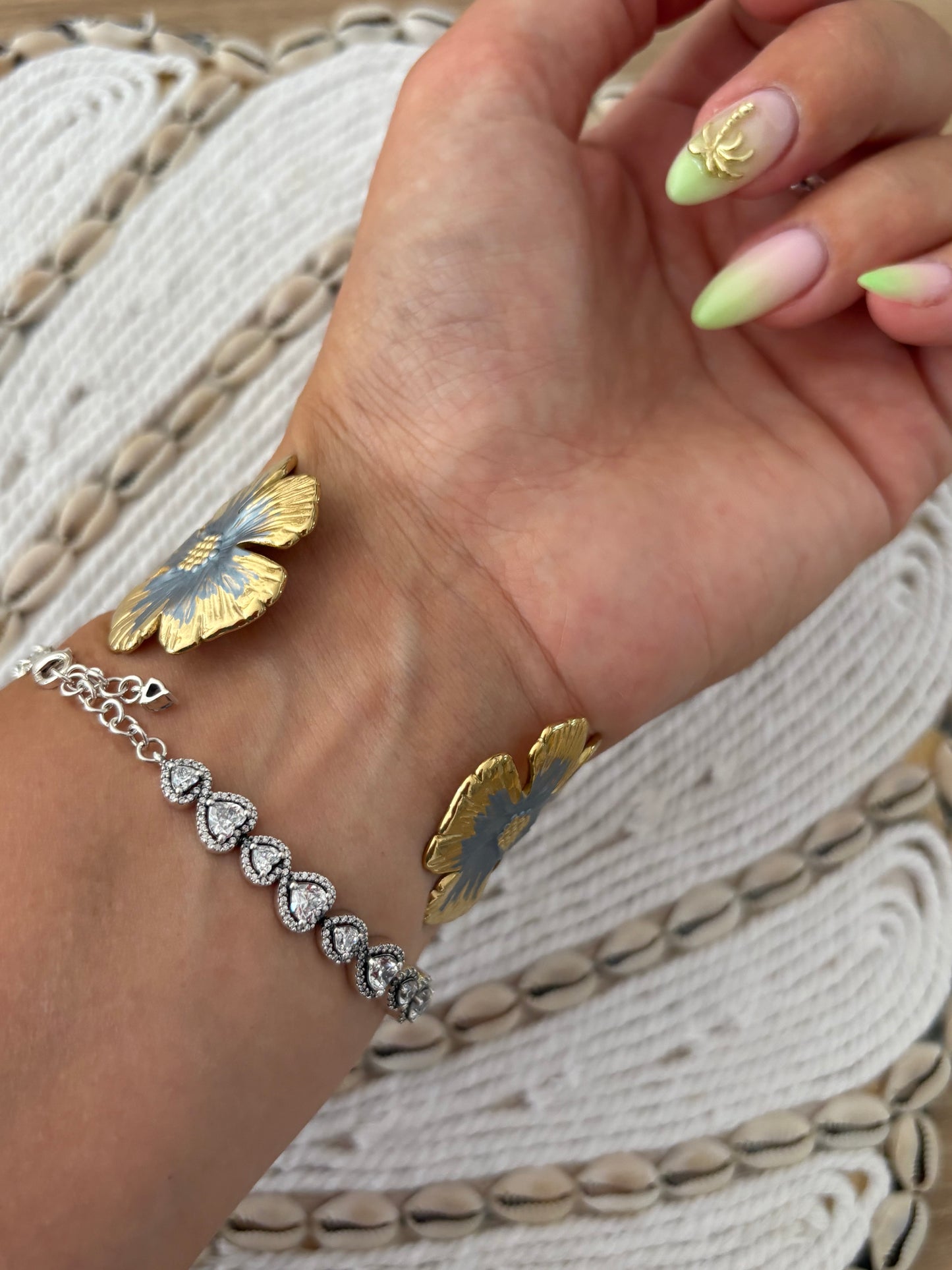 Bracelet manchette fleurs noires
