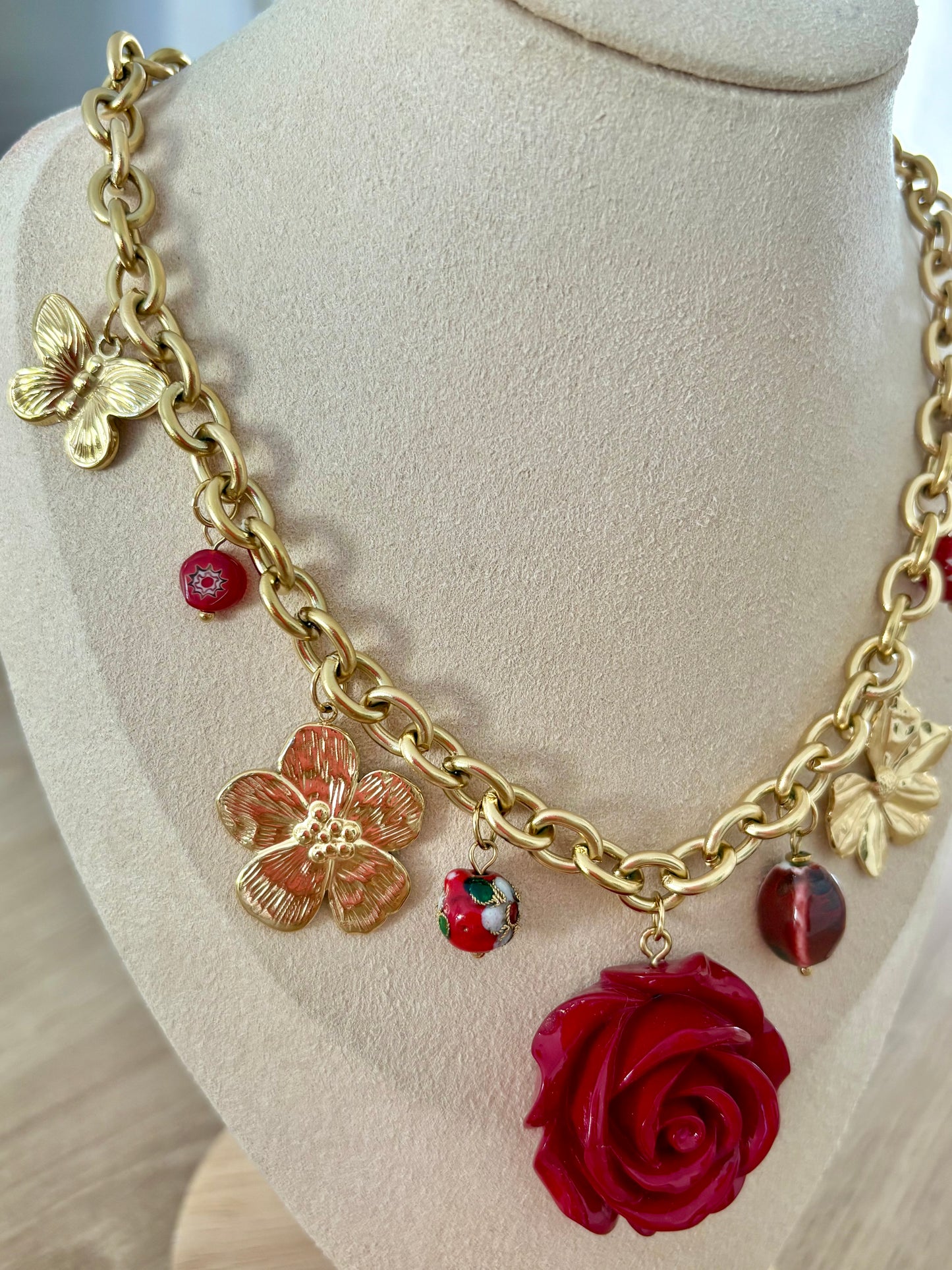 Collier breloques Rose Bordeaux