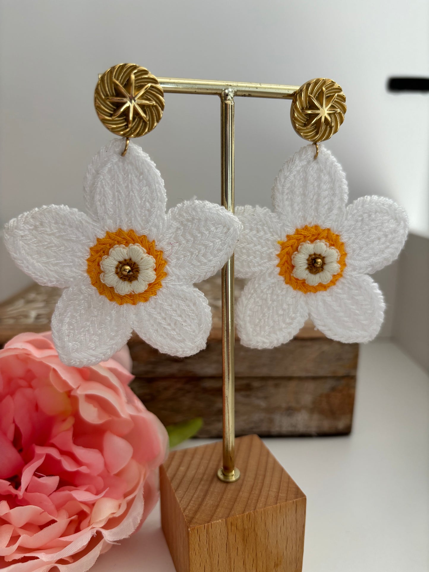 Boucles d’oreilles fleurs tricotées blanches