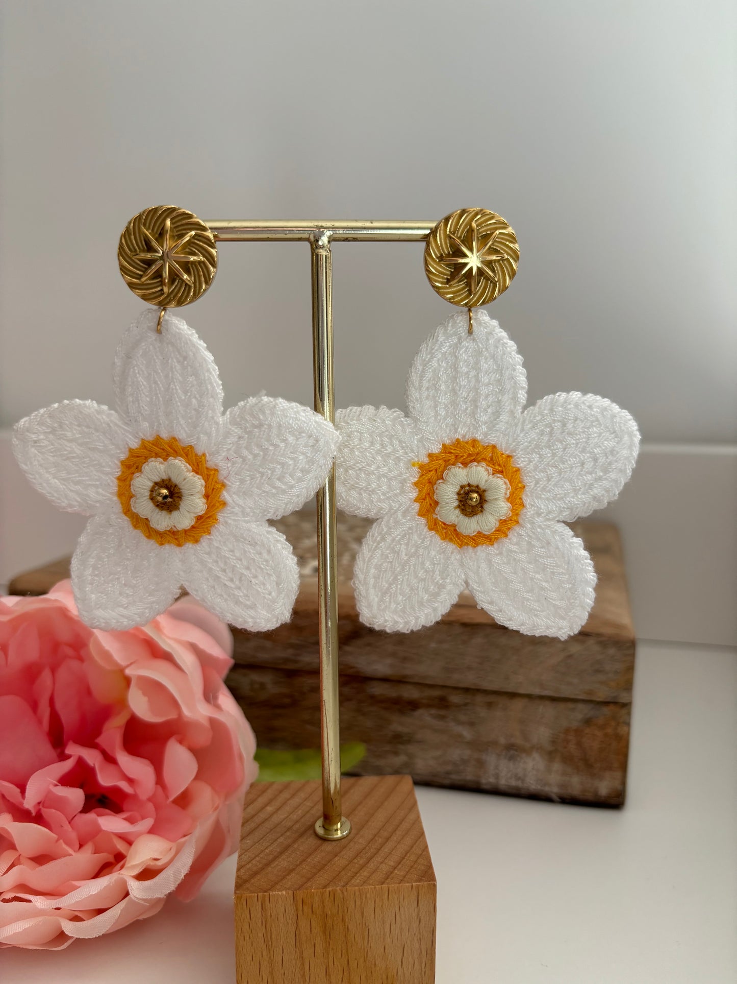 Boucles d’oreilles fleurs tricotées blanches
