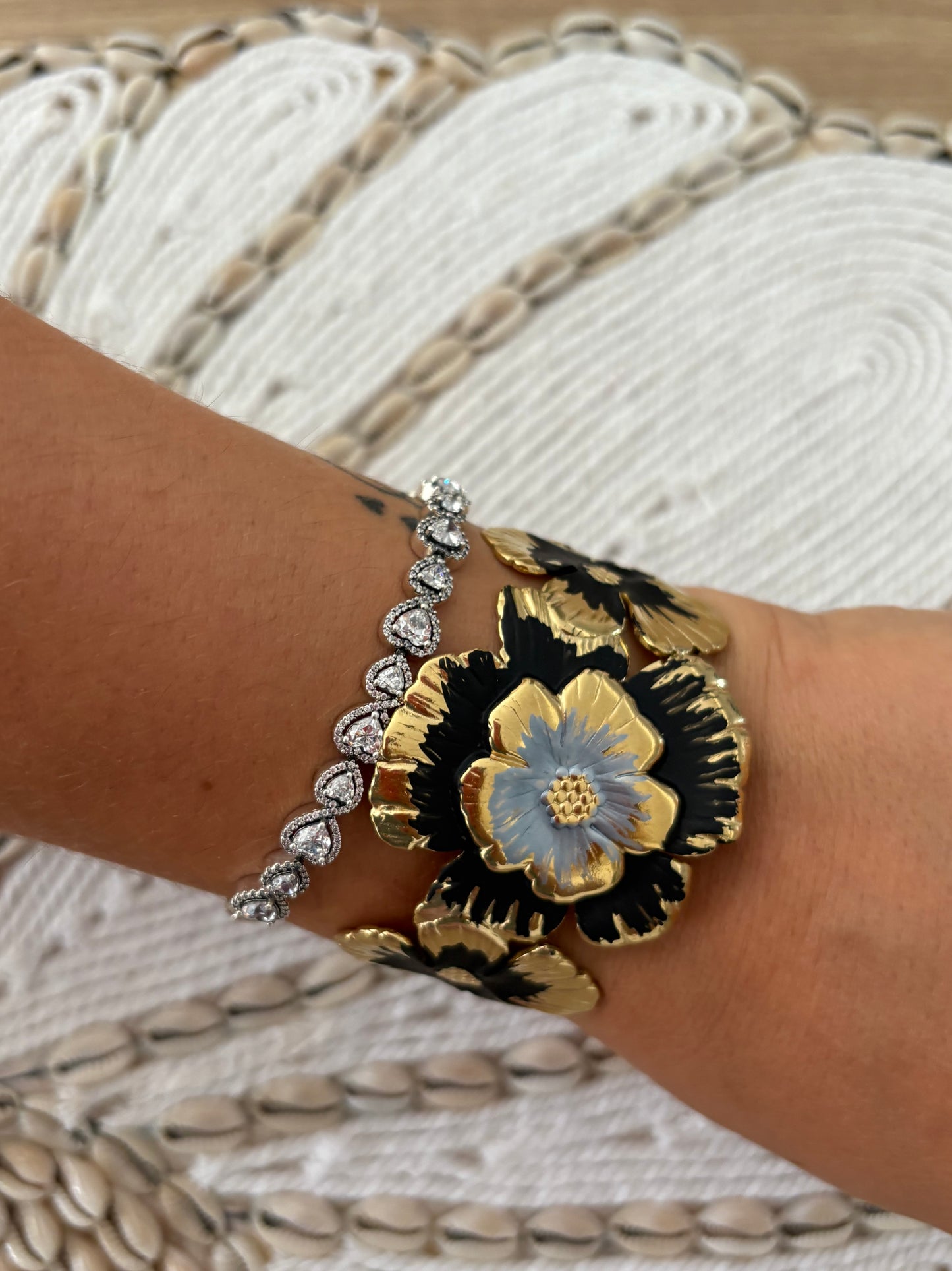 Bracelet manchette fleurs noires