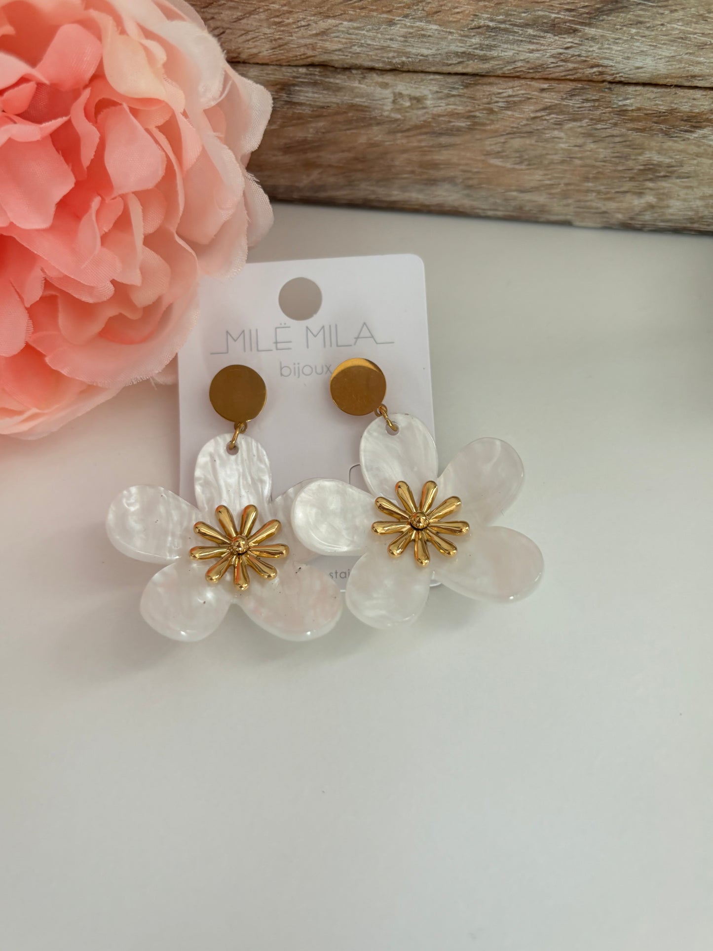Boucles d’oreilles fleurs nacrées