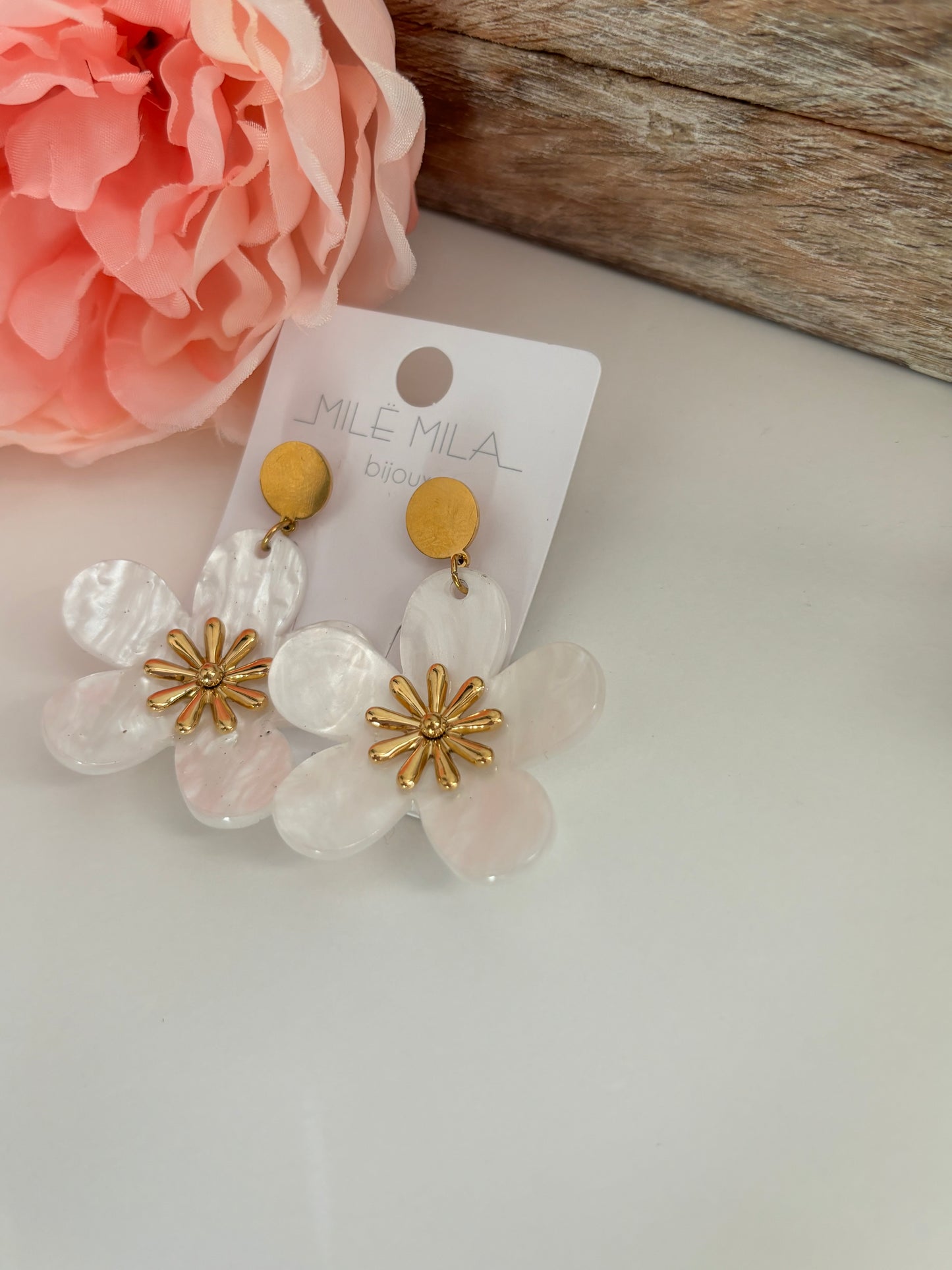 Boucles d’oreilles fleurs nacrées