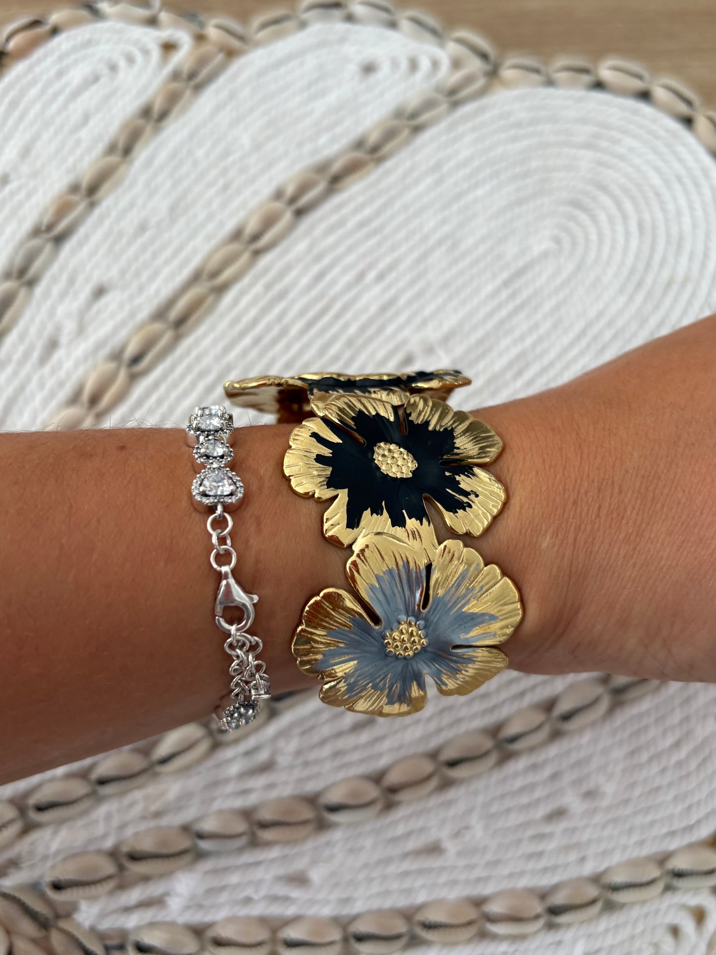 Bracelet manchette fleurs noires