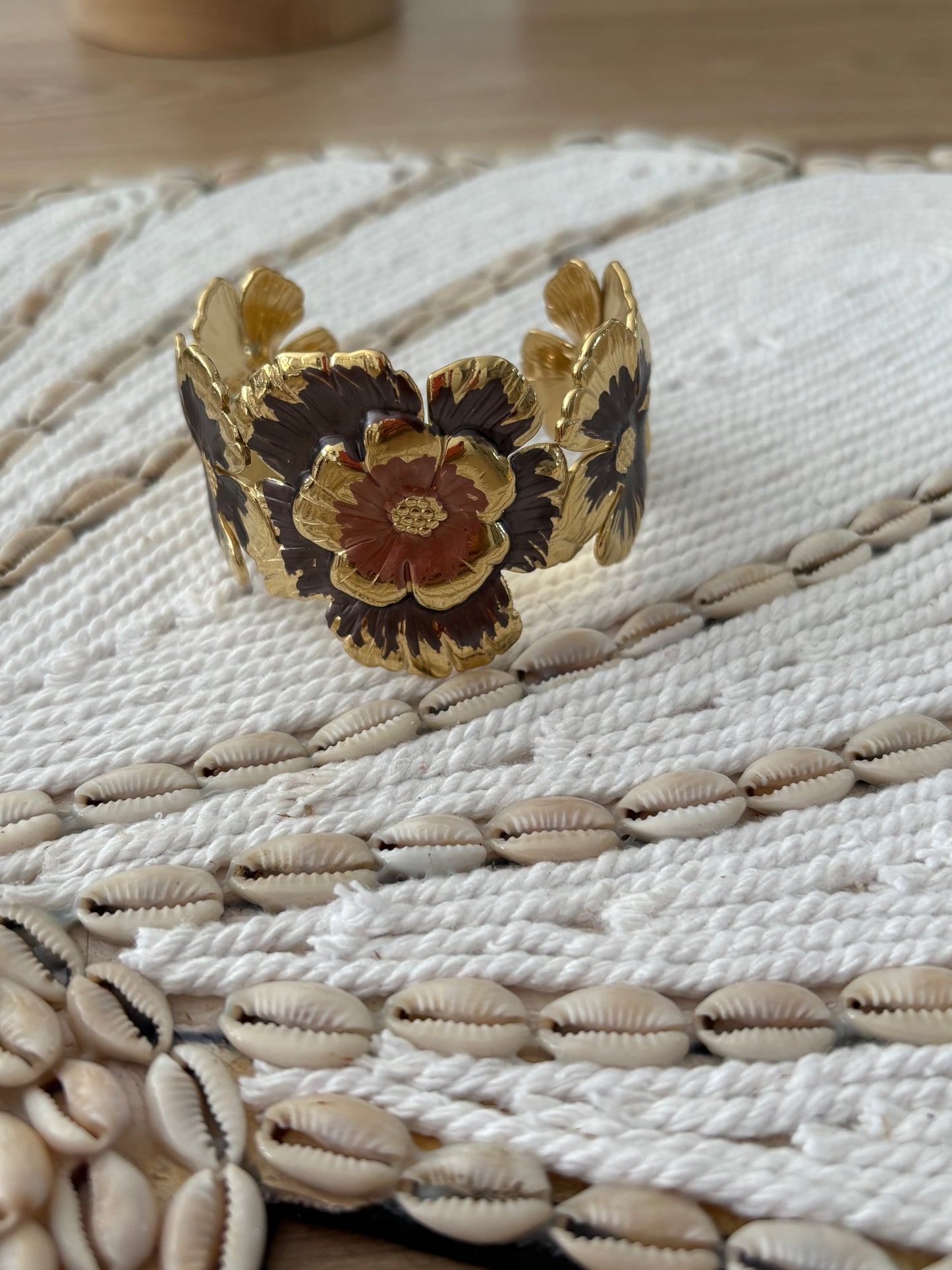 Bracelet manchette fleurs marron chocolat