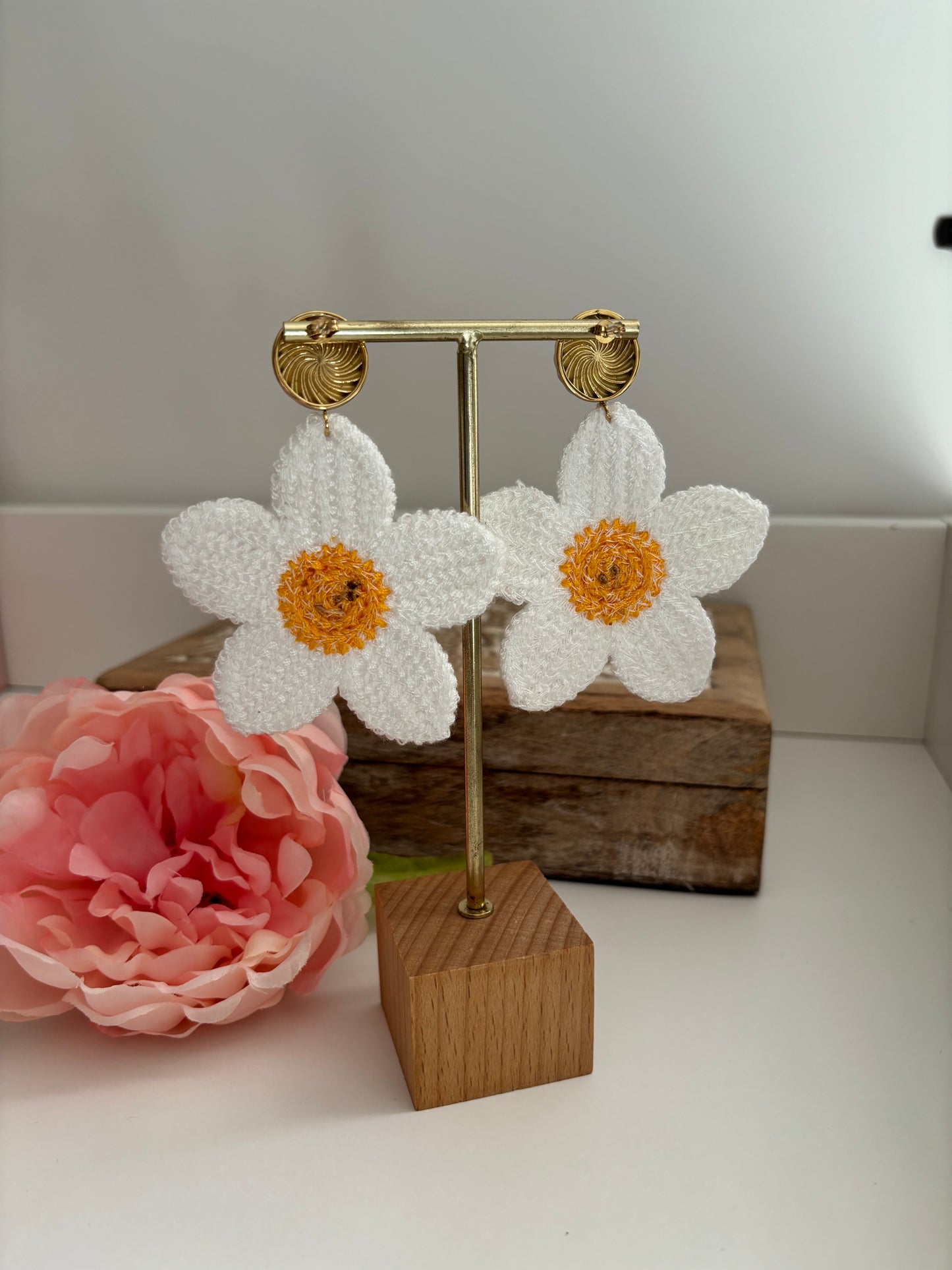 Boucles d’oreilles fleurs tricotées blanches