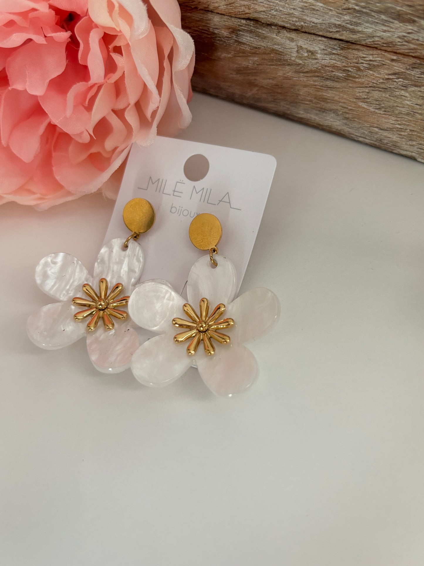 Boucles d’oreilles fleurs nacrées